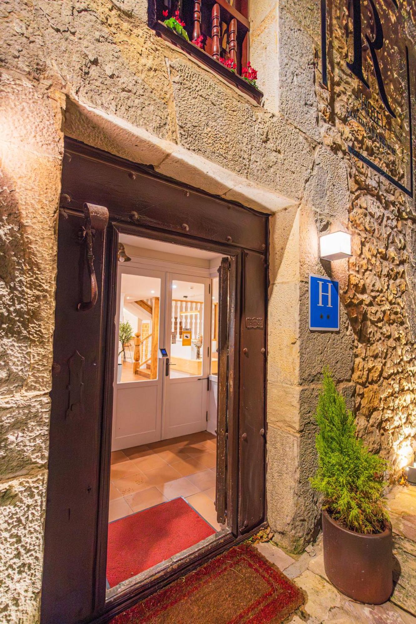 Hotel R Santillana Santillana del Mar Bagian luar foto